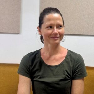 lektorka Yoga Hub Café Hloubětín Praha 19 v interiéru kavárny