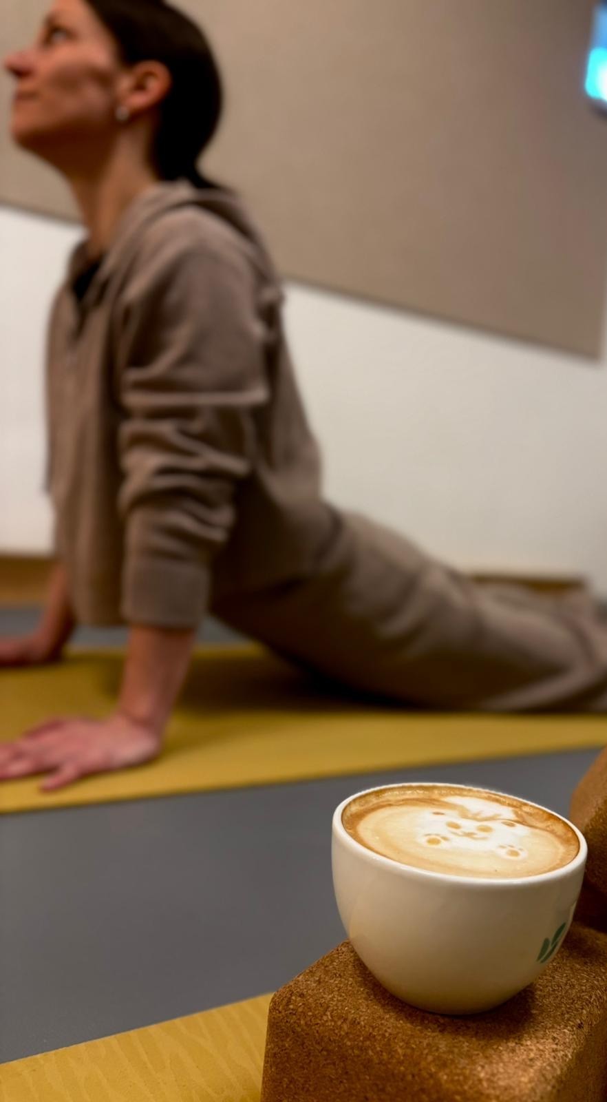 Agáta Kouřilová v kavárně Yoga Hub Café v Hloubětíně